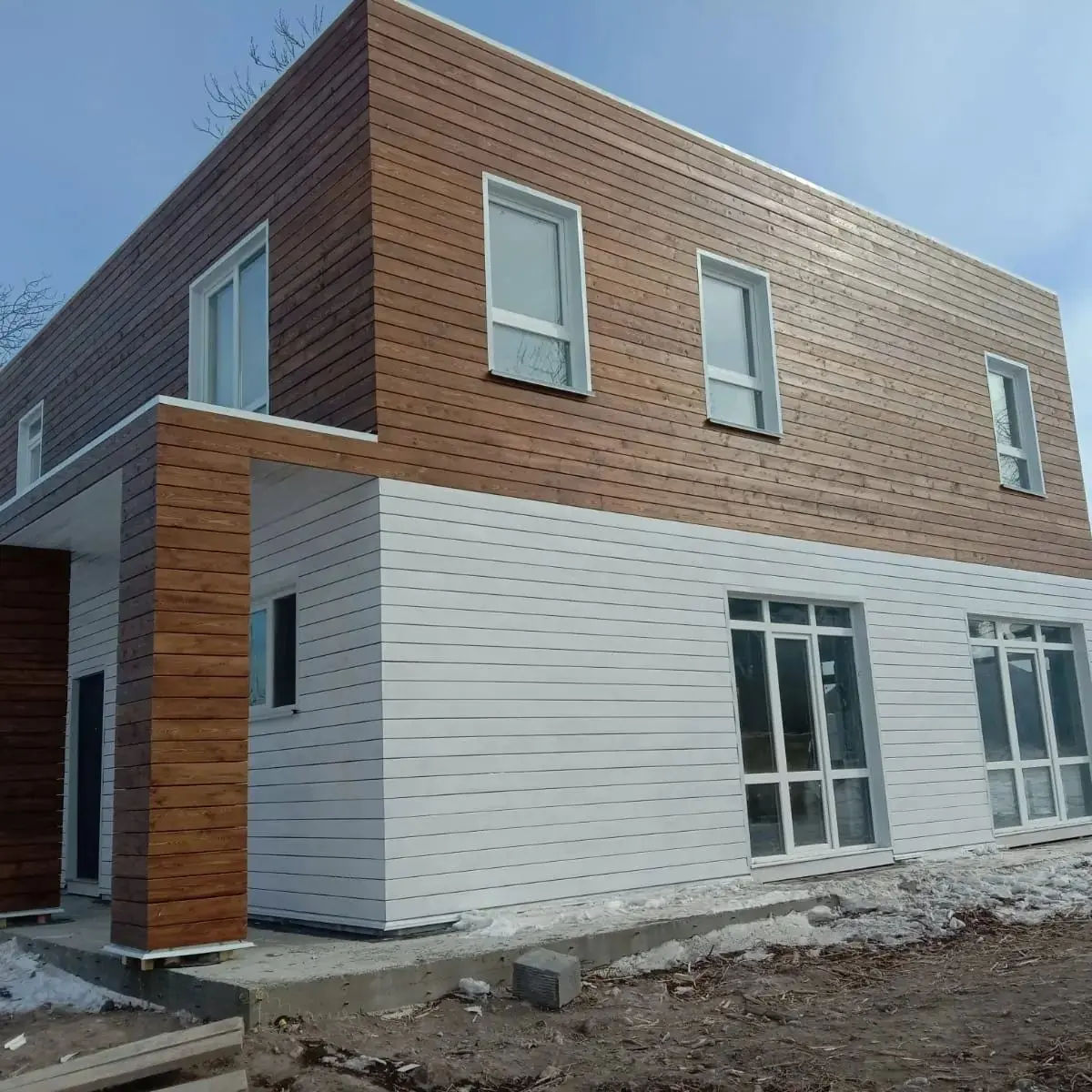 Фасад: планкен и белый сайдинг