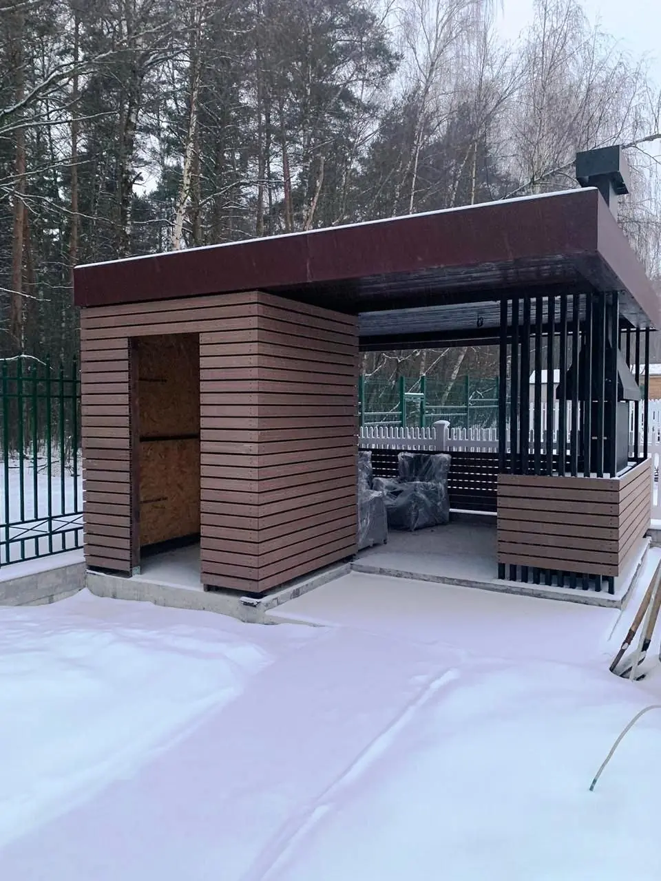 Павильон из чёрного кирпича