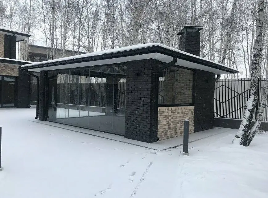 Павильон из чёрного кирпича